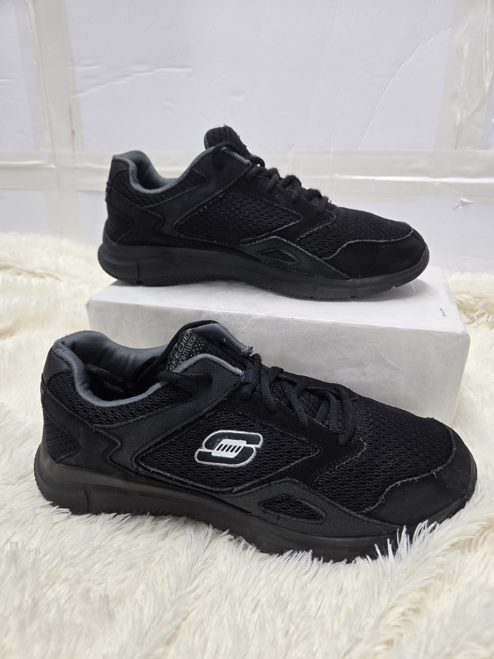 Skechers WOMENS Black LIGHTWEIGHT  Athletic Lace-Up Sneakers 8.5